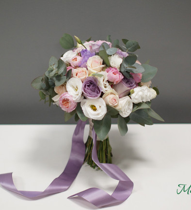 Букет невесты из кремовой и фиолетовой розы, пионовидных роз и эустомы Фото 394x433
